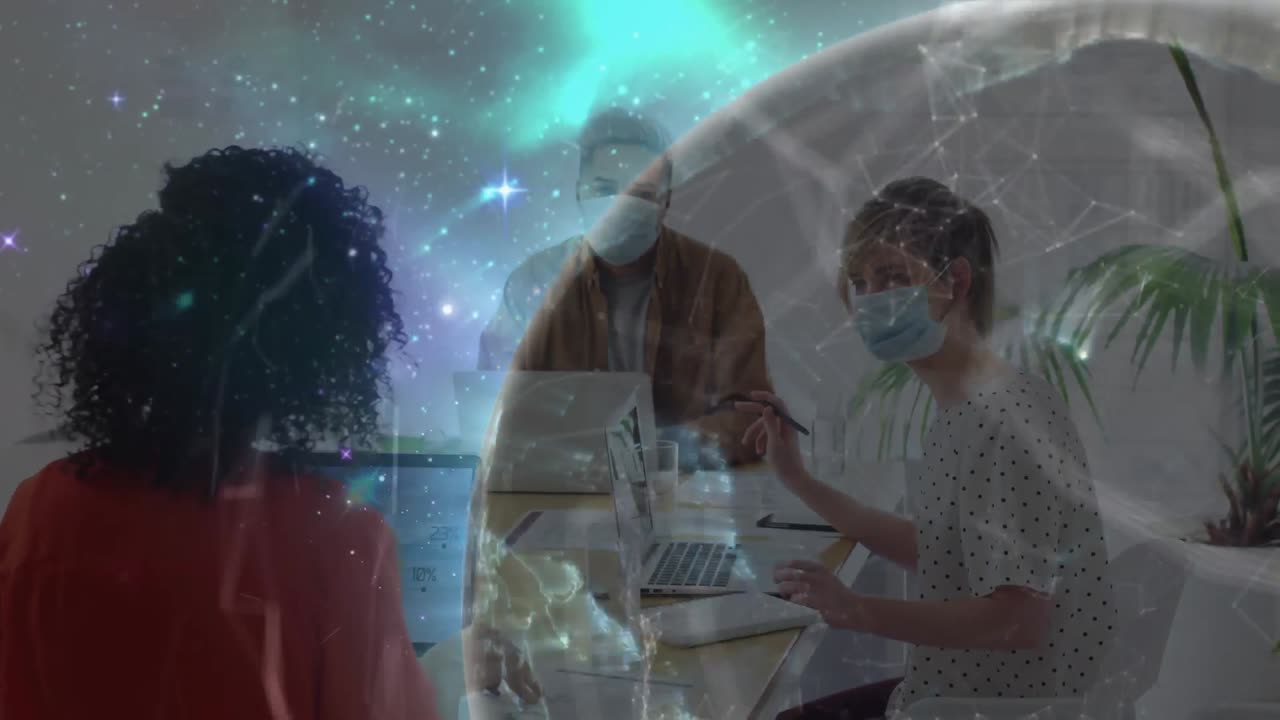 animación de una red global brillante sobre diversos colegas con máscaras faciales que trabajan en la oficina