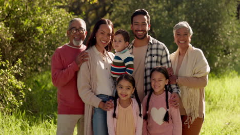 Face,-big-family-and-happy-in-park-on-vacation