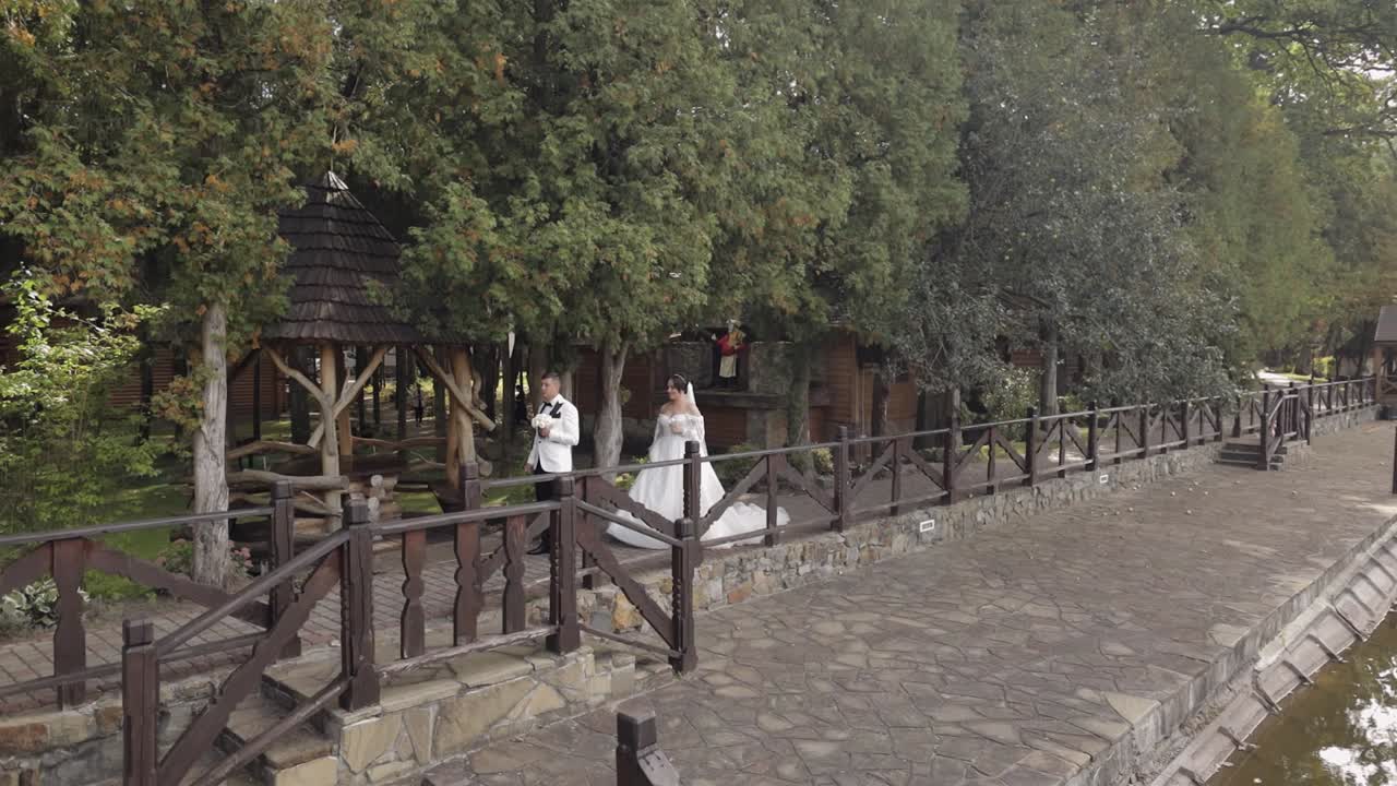 pareja de bodas en un hermoso jardín