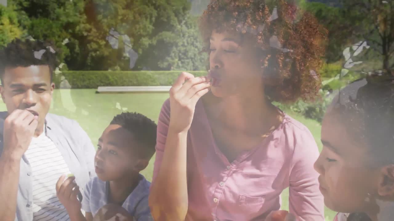 animación de una feliz familia afroamericana comiendo al aire libre sobre hojas