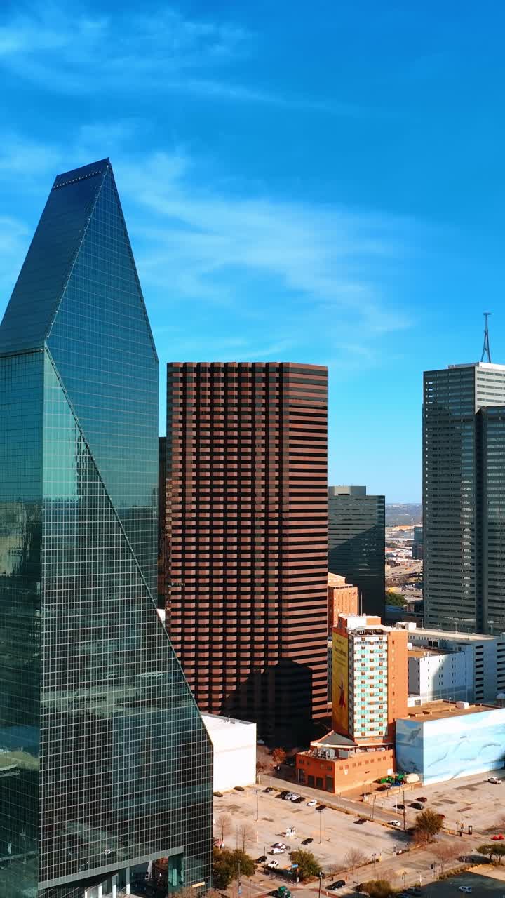 Arranha-céus com formatos incomuns no centro de Dallas, Texas, EUA. Drone subindo sobre a cidade durante o dia