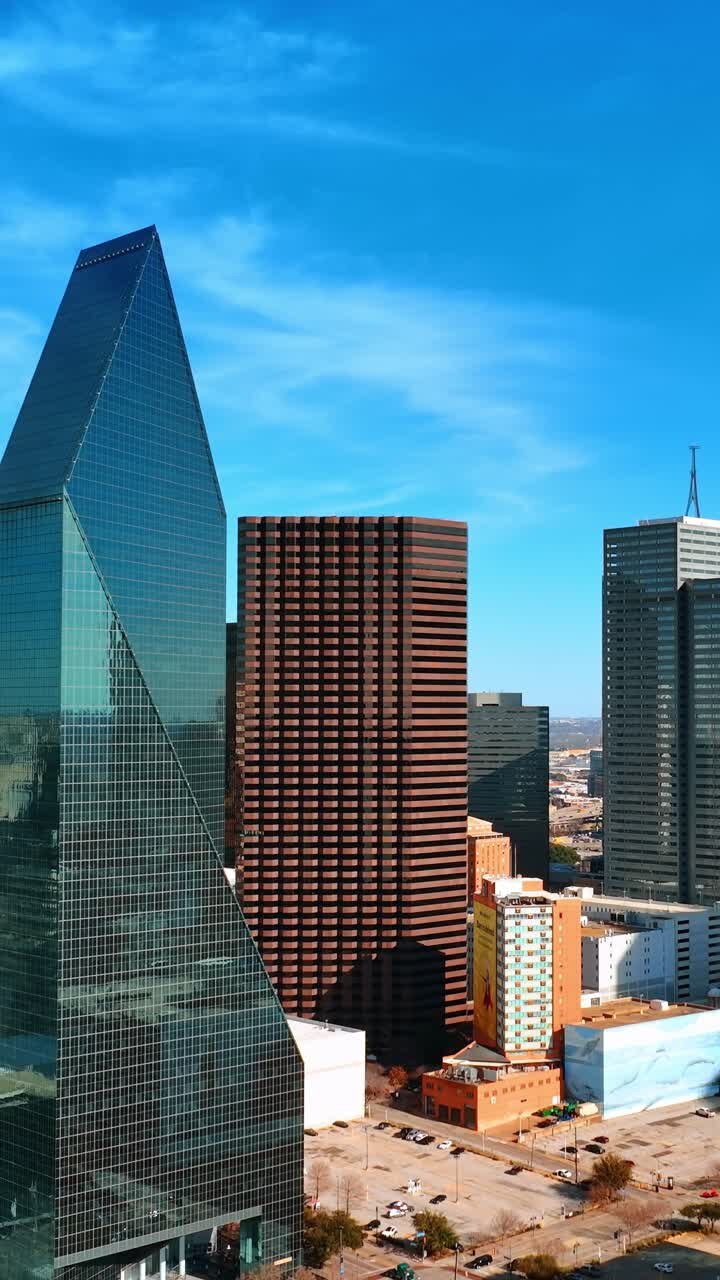 Arranha-céus com formatos incomuns no centro de Dallas, Texas, EUA. Drone subindo sobre a cidade durante o dia