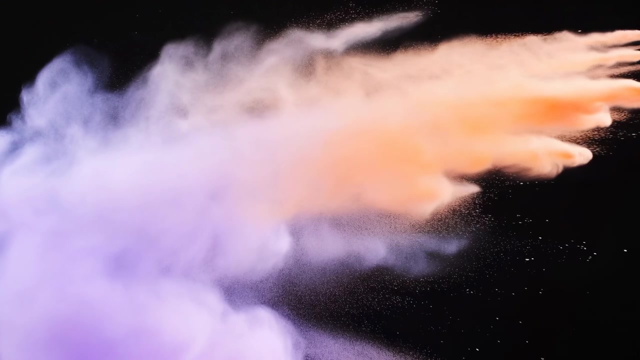Pennacchio di polvere lavanda e arancione che si espande su sfondo nero con spruzzo di particelle fini, punte piumate, transizione di gradiente morbida, contrasto vivido, movimento astratto e texture da studio drammatica