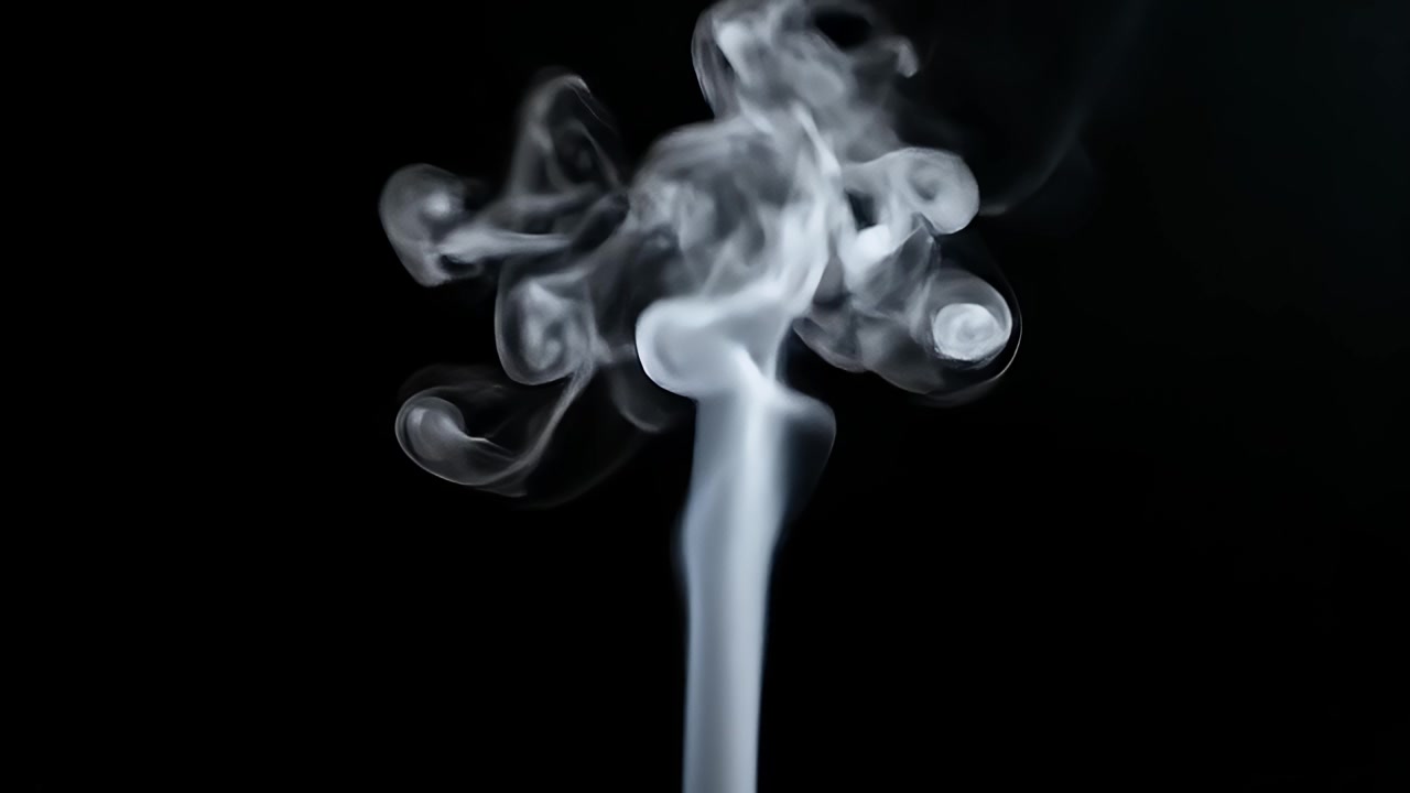 Fumo bianco che si innalza su uno sfondo nero