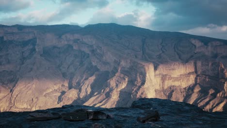 Jebel-Shams,-Geschmückt-Mit-Den-Faszinierenden-Farben-Des-Sonnenuntergangs