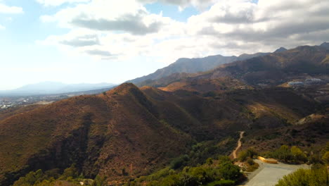 moviéndose hacia abajo para subir lapso de tiempo de movimiento, hiperlapso, montañas de marbella y nubes en movimiento