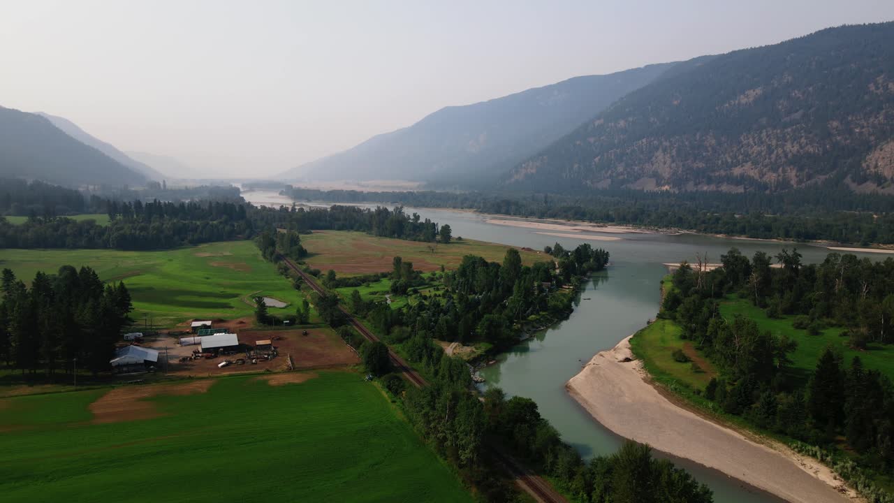 imágenes de drones de viajes de columbia británica bc canadá de montañas, árboles y lagos durante incendios forestales