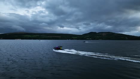 dron cinemático rastreando barco navegando en loch lomond, escocia