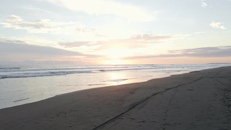 Amplia-Toma-Aérea-Sobre-La-Playa-De-Arena-De-Playa-Bandera-En-Costa-Rica-Al-Atardecer