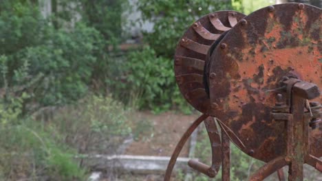 primer plano panorámico del antiguo mecanismo oxidado del pozo 120fps