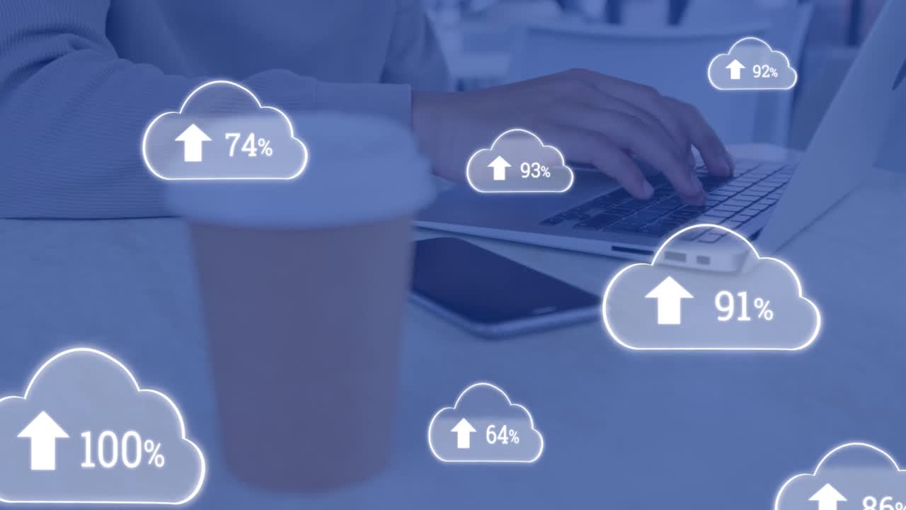 책상 위에서 커피를 마시며 노트북을 통해 일하는 백인 남성 위에 변화하는 숫자를 가진 구름의 애니메이션