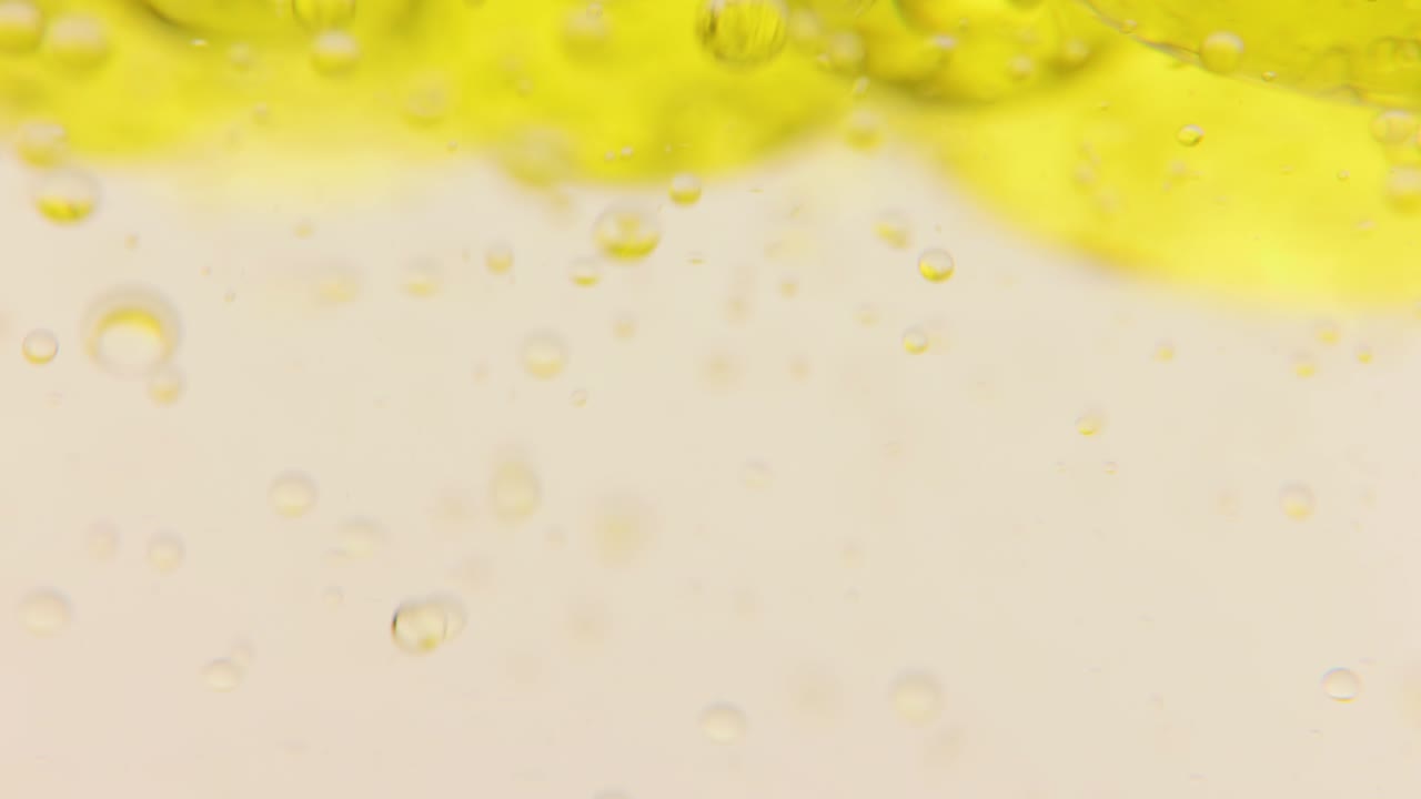 4k スローモーション 黄色油インクの流れ