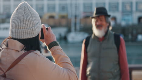 hombre, anciano y foto como turista posan en el muelle por