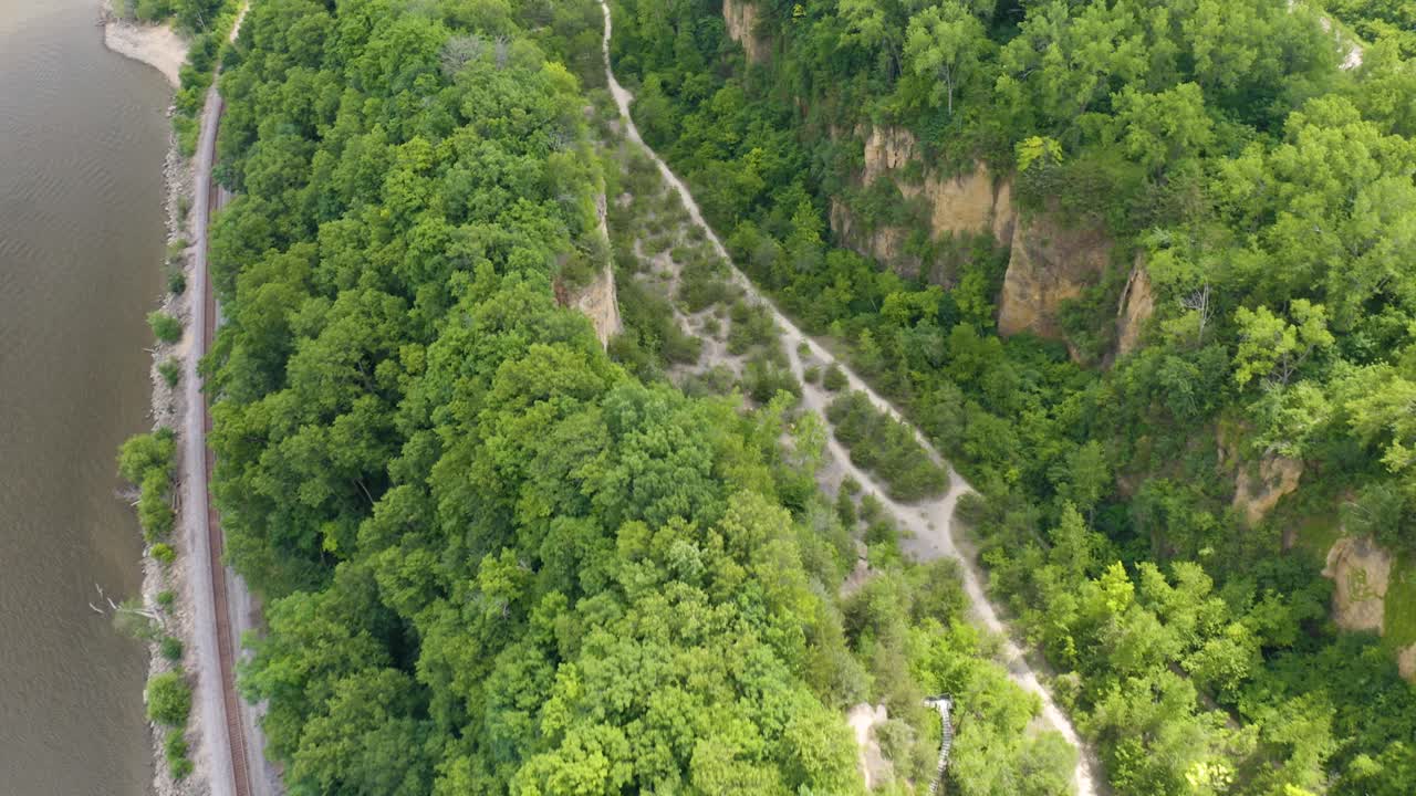 vista de arriba hacia abajo del área recreativa de mines of spain en iowa, ee.uu.
