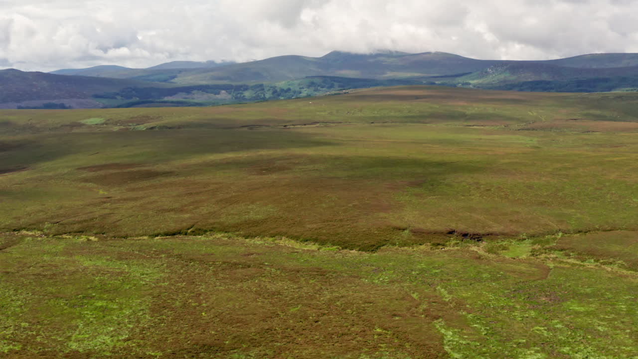 Betagende luftfoto af bjerge i Wicklow Mountains Nationalpark i Irland.