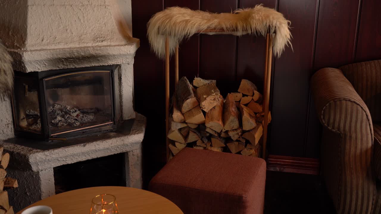 바 라운지에서 타는 장작불