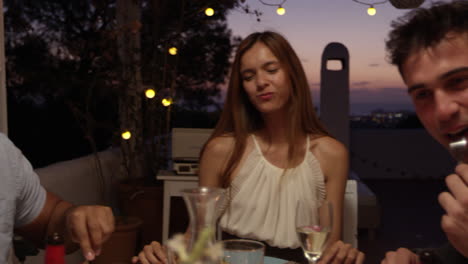 amigos en una cena en una terraza, de cerca, ibiza, filmado en r3d