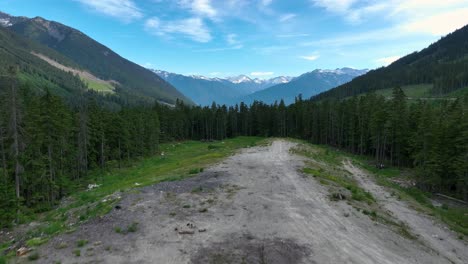 Drohne,-Die-Vom-Boden-Aufsteigt-Und-Malerische-Berge-Und-Die-Autobahn-Von-Pemberton-In-Britisch-Kolumbien,-Kanada-Enthüllt