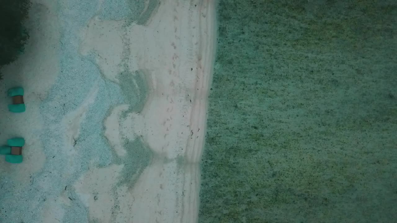 increíble vuelo aéreo vista de pájaro trípode estable tiro de drone del arrecife y la costa en una playa de ensueño de arena blanca gili trawangan lombok una pequeña isla en la hora azul después del atardecer por philipp marnitz