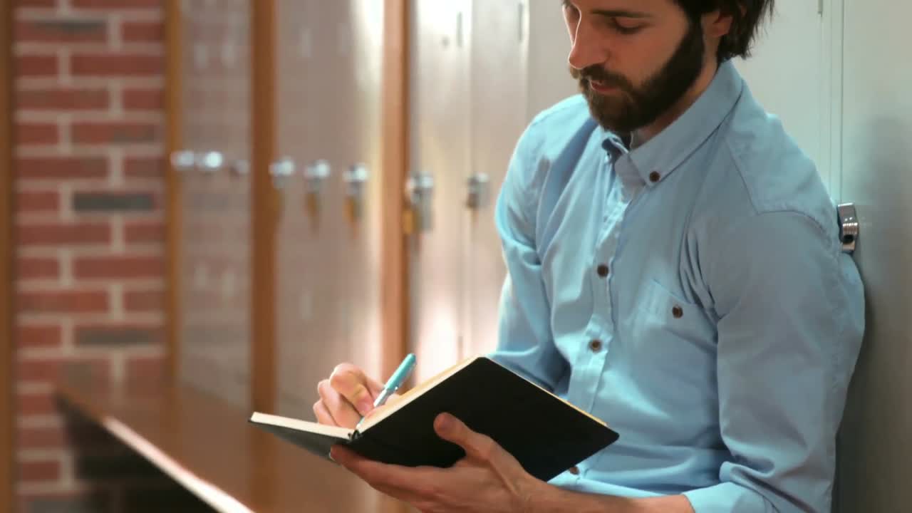 estudiante de trabajo duro escribiendo algunas notas