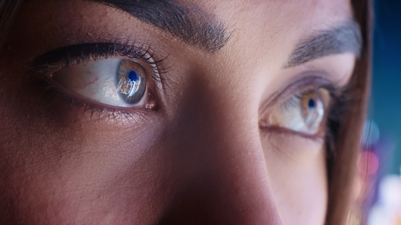 ojos macro cerrados con luces de la ciudad reflejadas en el iris mirando el horizonte urbano por la noche viendo la belleza de la vida nocturna