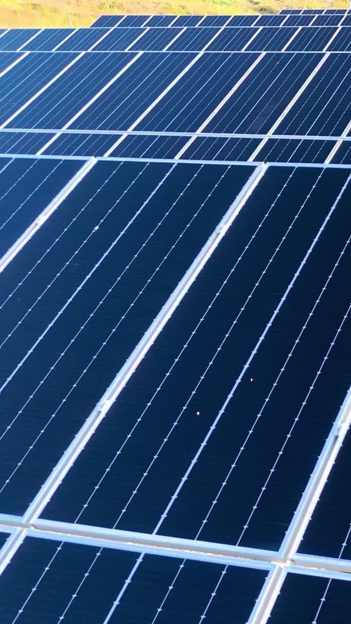 paneles solares instalados en un estacionamiento