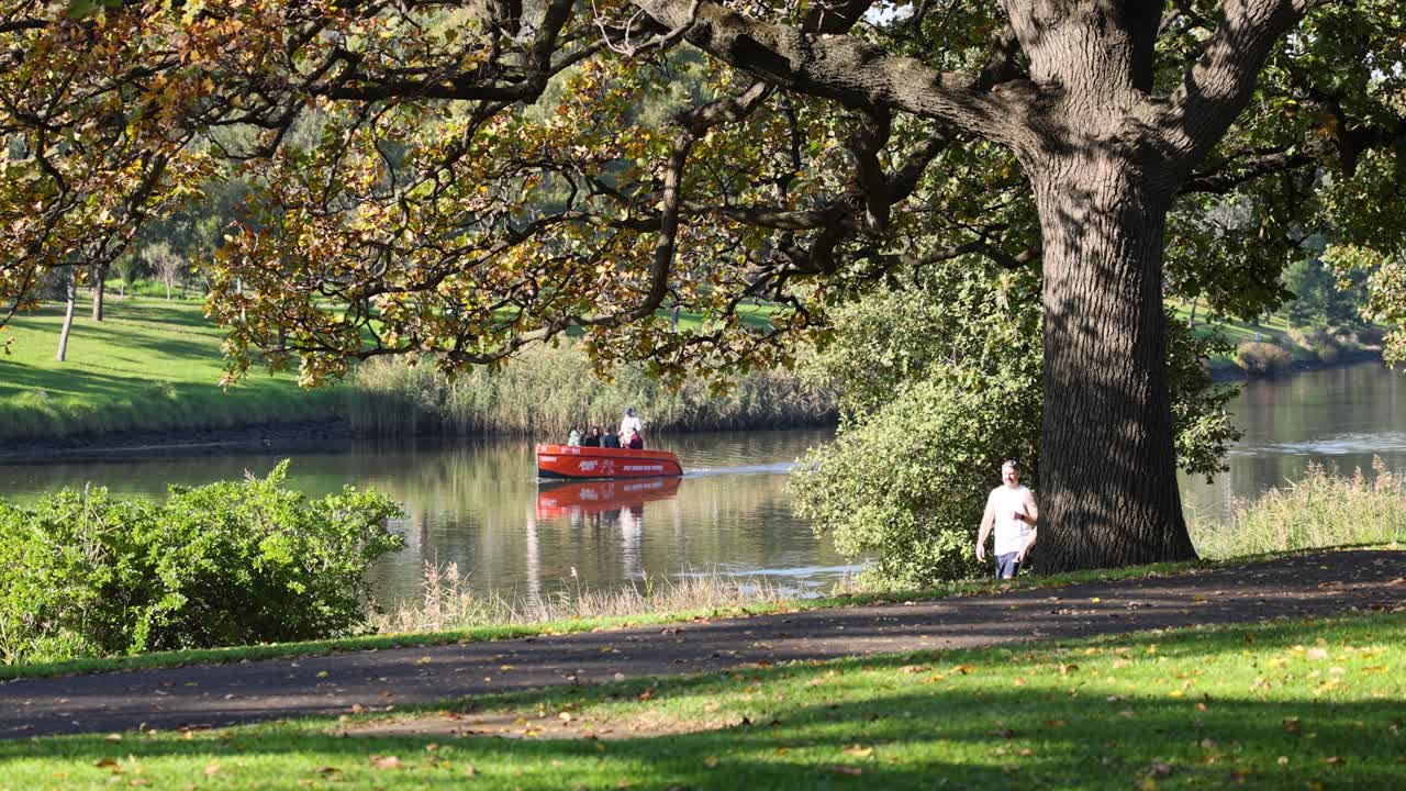 부부는 강변에서 평화로운 순간을 즐기고 있습니다.