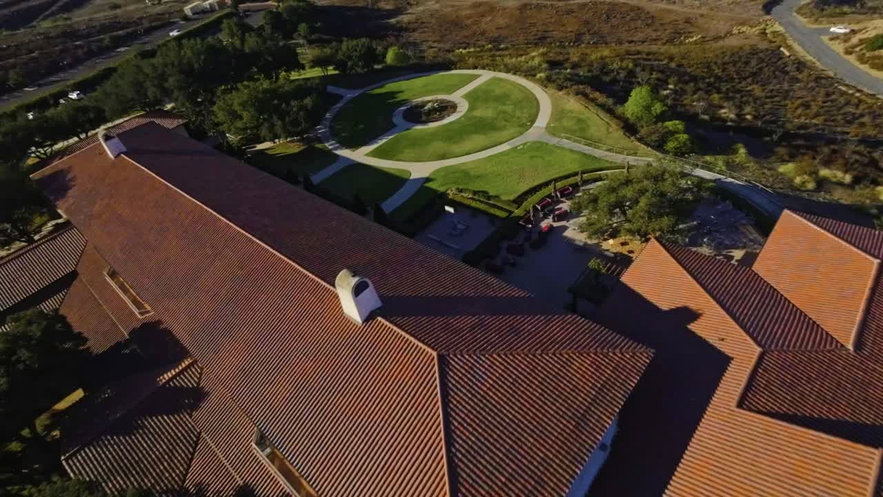 toma de drone de la biblioteca presidencial ronald reagan ubicada en mil robles california