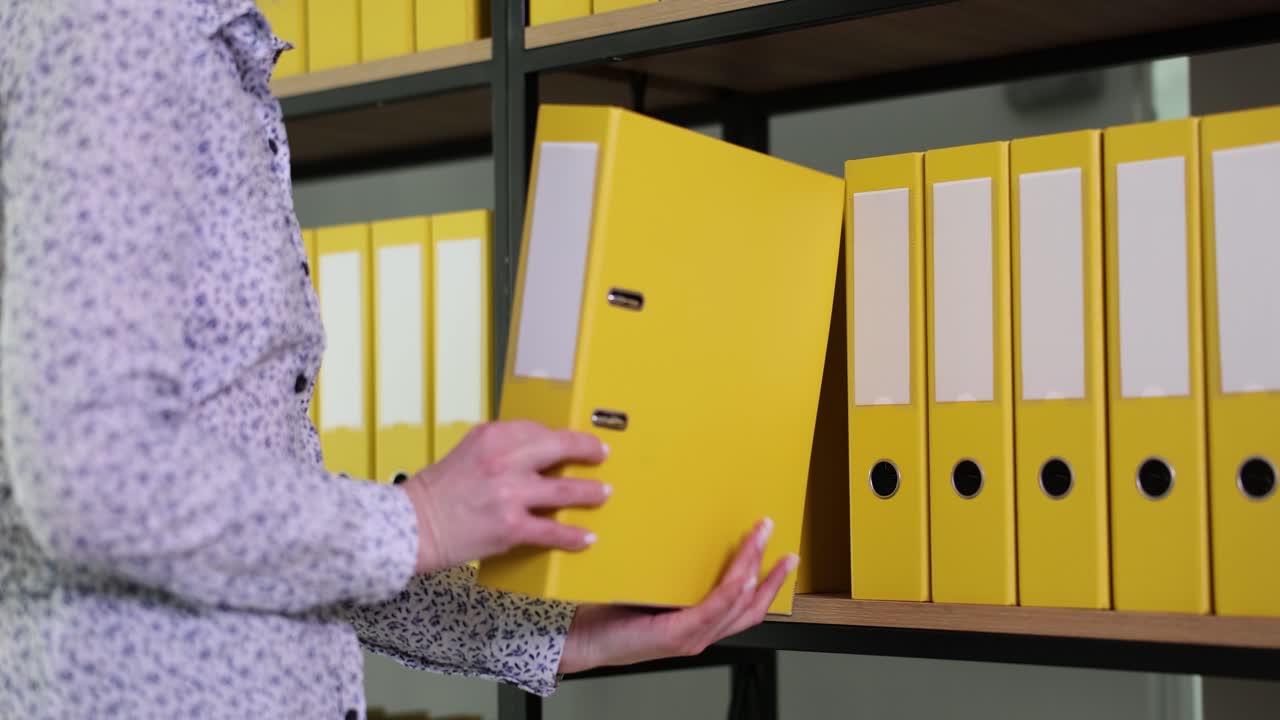 Organizing file folders on shelves