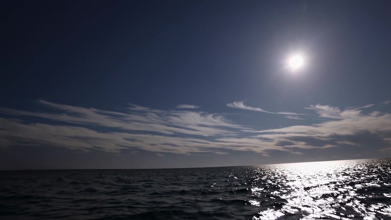Lua Cheia Brilhando Sobre o Oceano Calmo à Noite