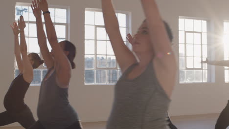 Clase-De-Yoga-De-Mujeres-Embarazadas-Sanas-Practicando-Pose-Guerrera-Disfrutando-De-Ejercicios-Físicos-Grupales-Con-Instructor-En-El-Estudio-Al-Amanecer