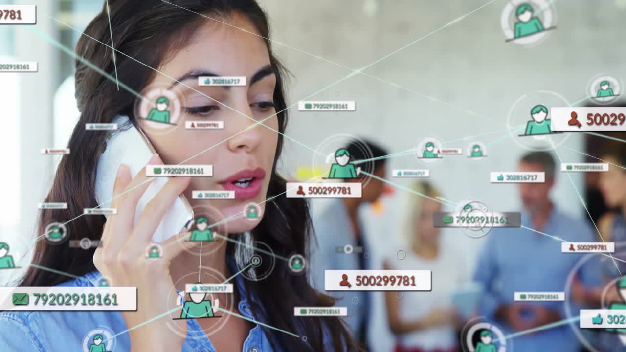 animación de la red de conexiones con las personas iconos sobre mujer de negocios caucásica usando teléfono inteligente