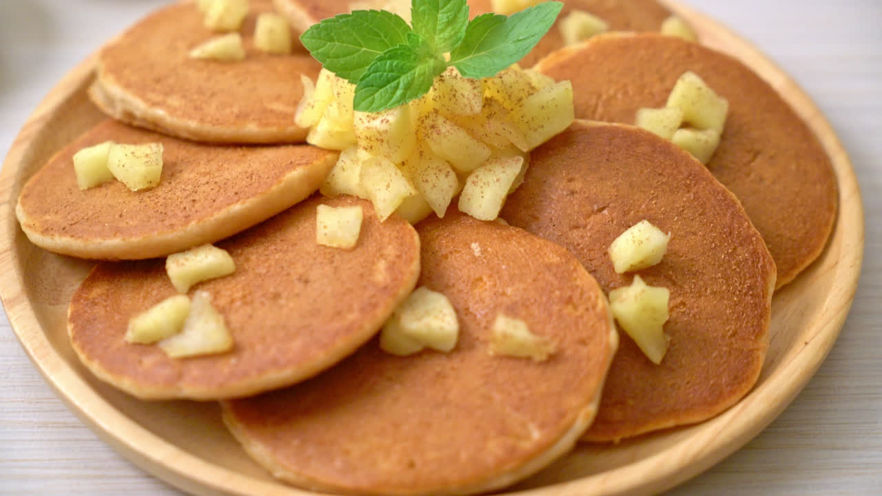 사과 팬케이크 또는 사과 크레프와 간장 가루