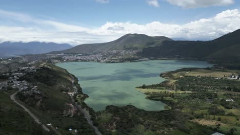 vista aérea volando hacia el impresionante lago yahuarcocha en ibarra, ecuador