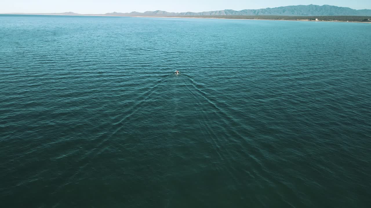 barco en busca de peces en baja california