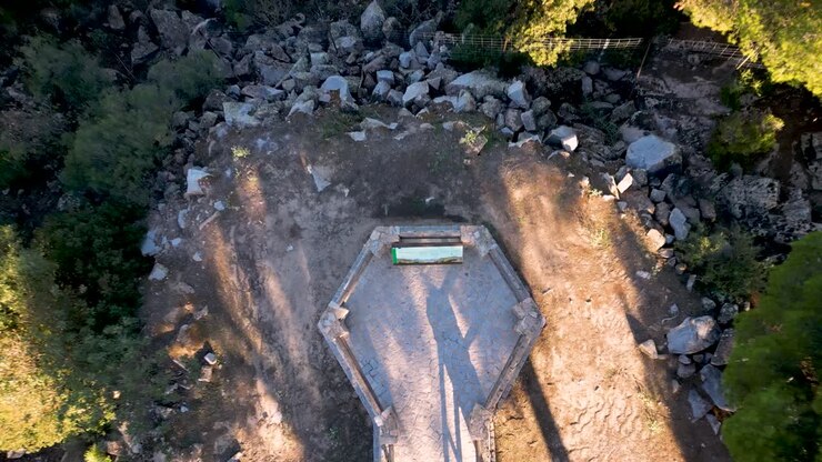 Ripresa aerea con drone dall'alto di una piattaforma artificiale circondata da boschi verdi, Spagna.
