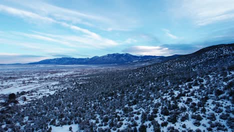 空中無人機射擊移動在雪<unk>的沙漠和山脈