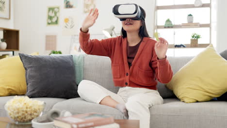 mujer experimentando la realidad virtual en casa