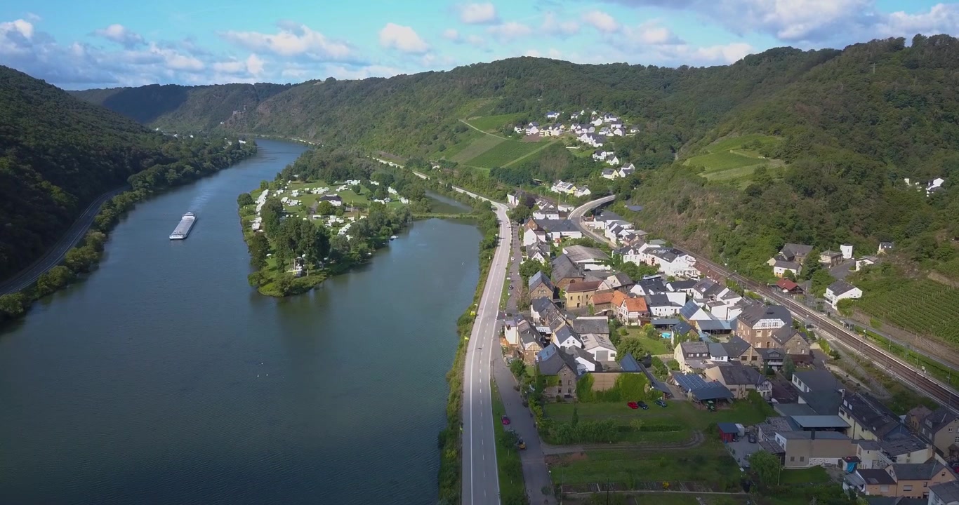 1926'dan önce Coblenz olarak yazılan Koblenz, Ren Nehri'nin Moselle ile birleştiği yerde her iki yakasında yer alan bir Alman şehridir