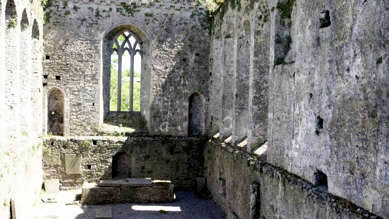 un video hd de drones en aumento dentro del priorato de athassel cerca de golden tipperary irlanda la abadía medieval más grande que existe en irlanda ubicada en 4 acres que muestra los agujeros cuadrados que sostienen el techo