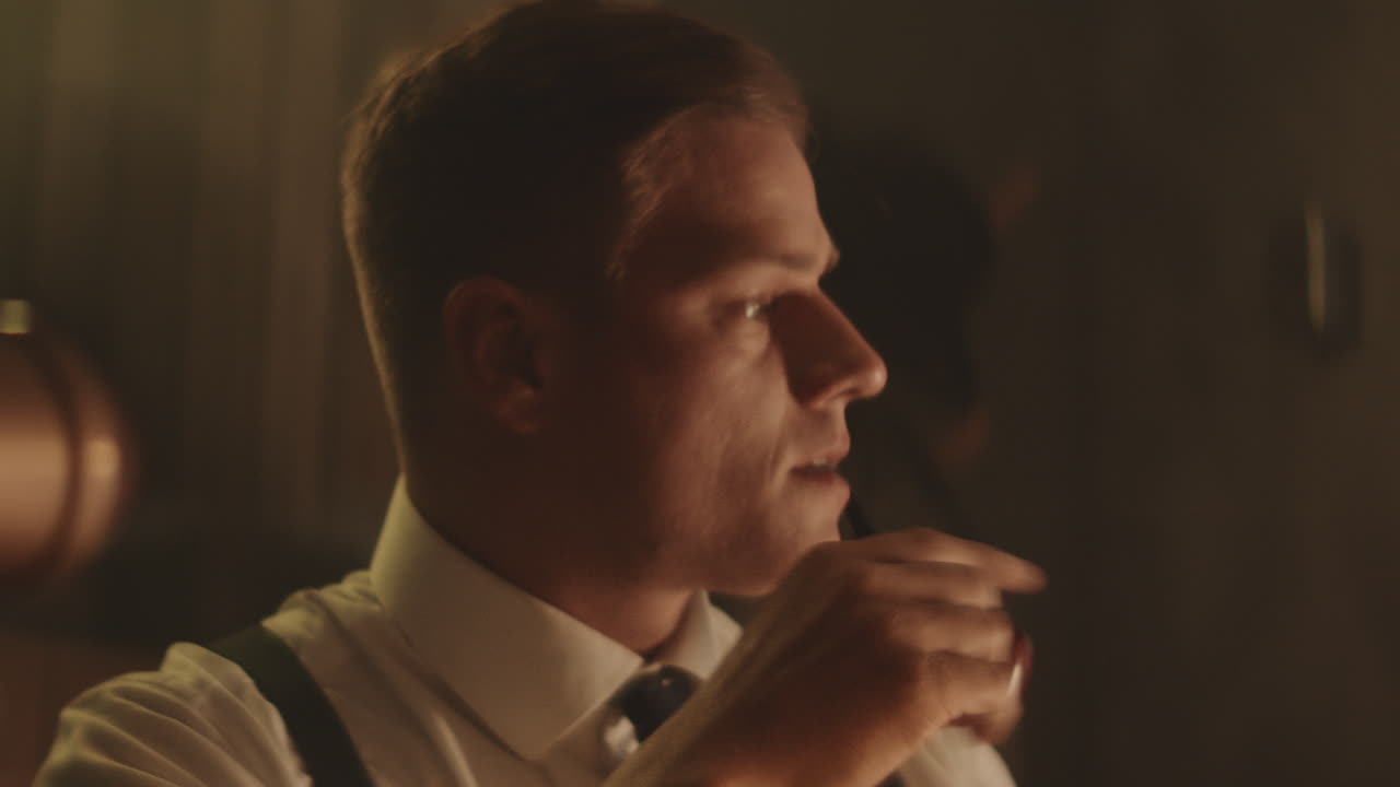 un detective vintage en una habitación débilmente iluminada