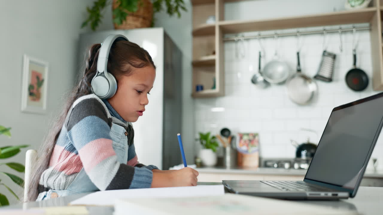 clase en línea, portátil y niño con auriculares