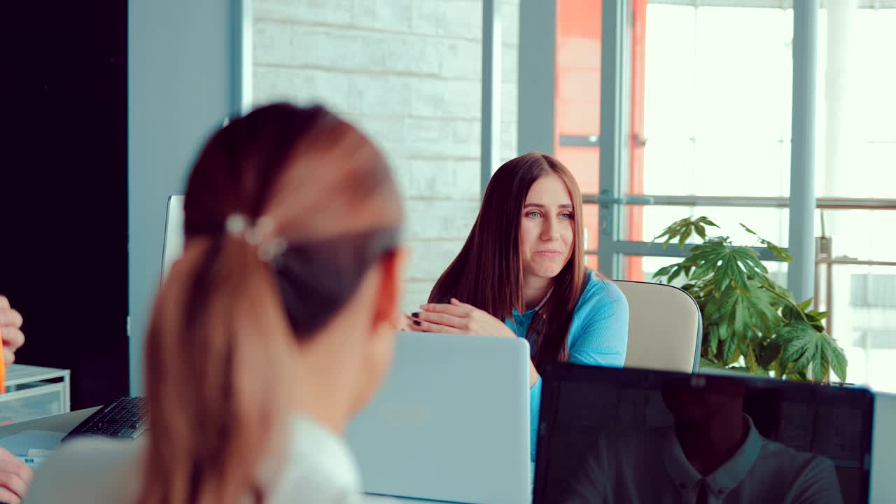 la chica informa al director en una reunión, sentada en una mesa en la oficina