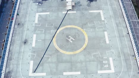 vista aérea de un helicóptero en el techo de un rascacielos