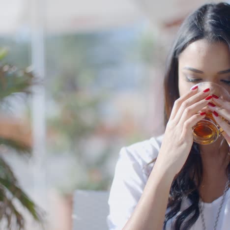 Niña-Sentada-En-El-Café-Con-Una-Taza-De-Té