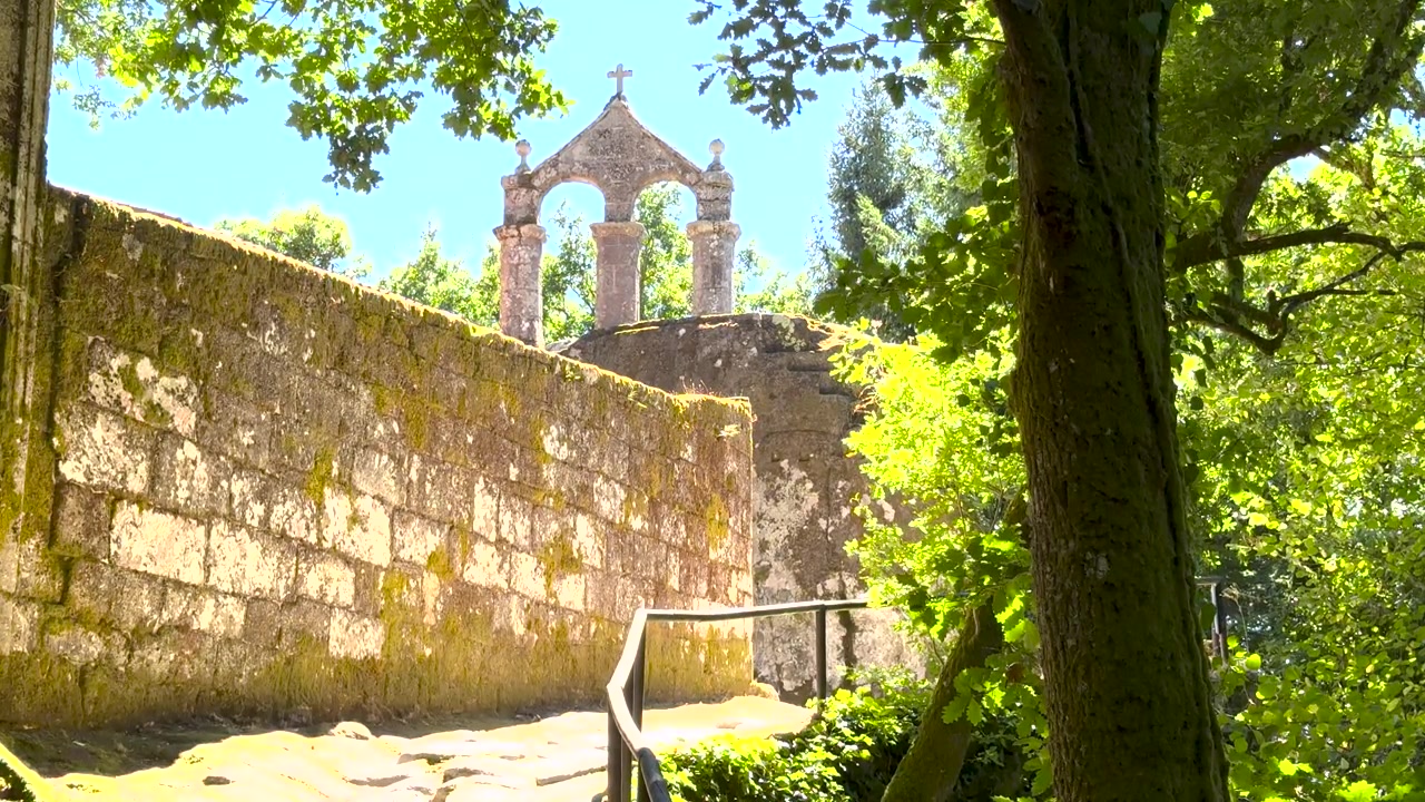 Campanile a vela sopra il muro muschioso del monastero di San Pedro de Rocas a Esgos, Ourense, Galizia, Spagna.