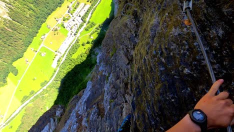 In-800-M-Höhe-Klettert-Ein-Mann-An-Einem-Seil-Entlang