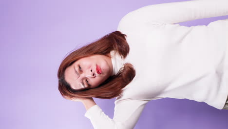파란색 배경-1에 고립된 의아해하는 감정에 대처하는 좌절된 스트레스를 받는 젊은 아시아 여성의 수직