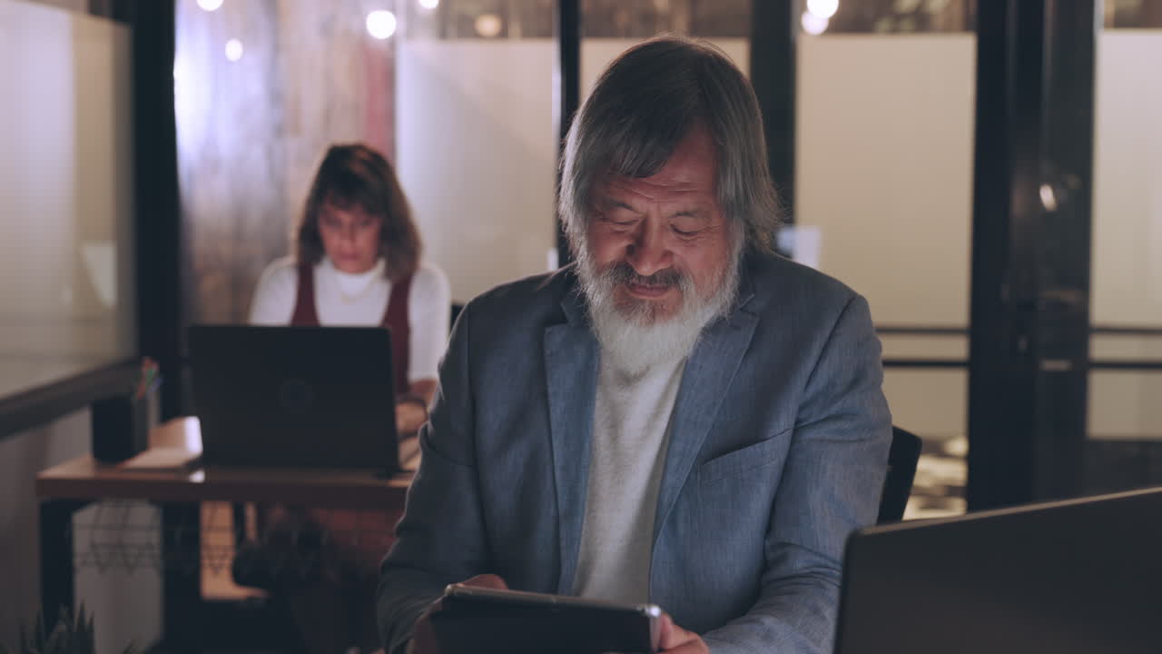 고위 사업가, 태블릿