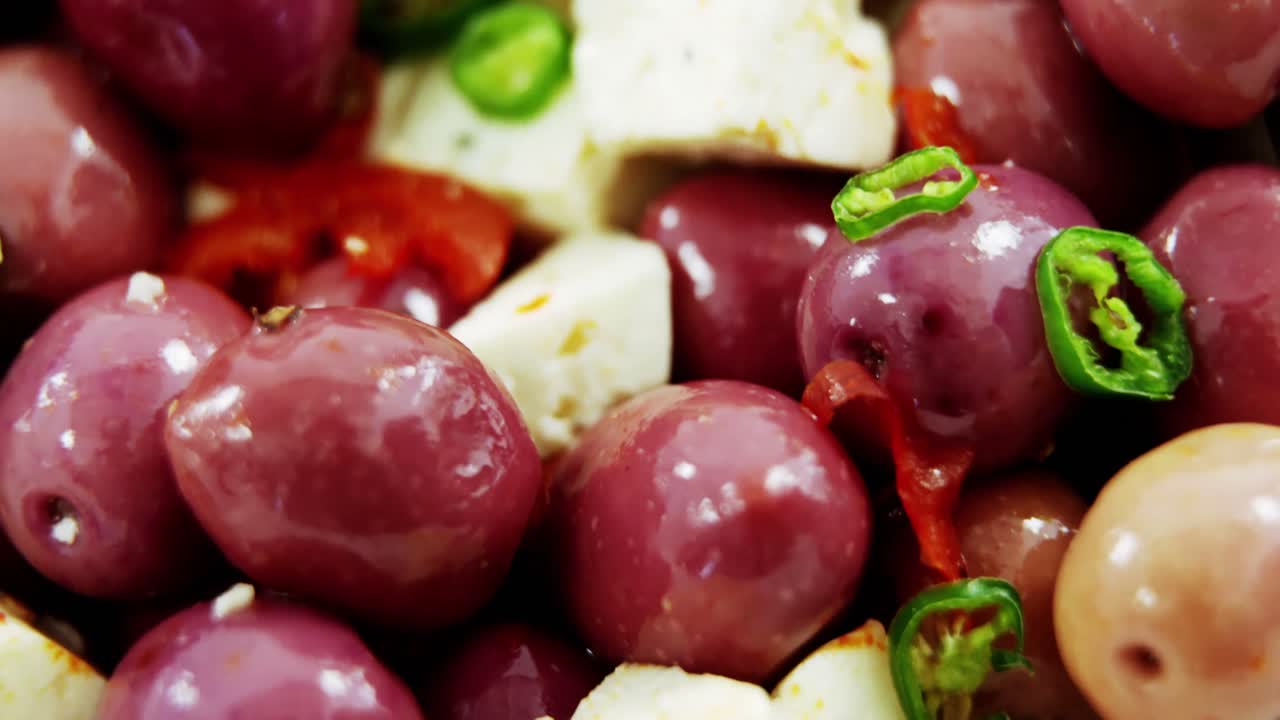 허브와 향신료로 마린 된 올리브